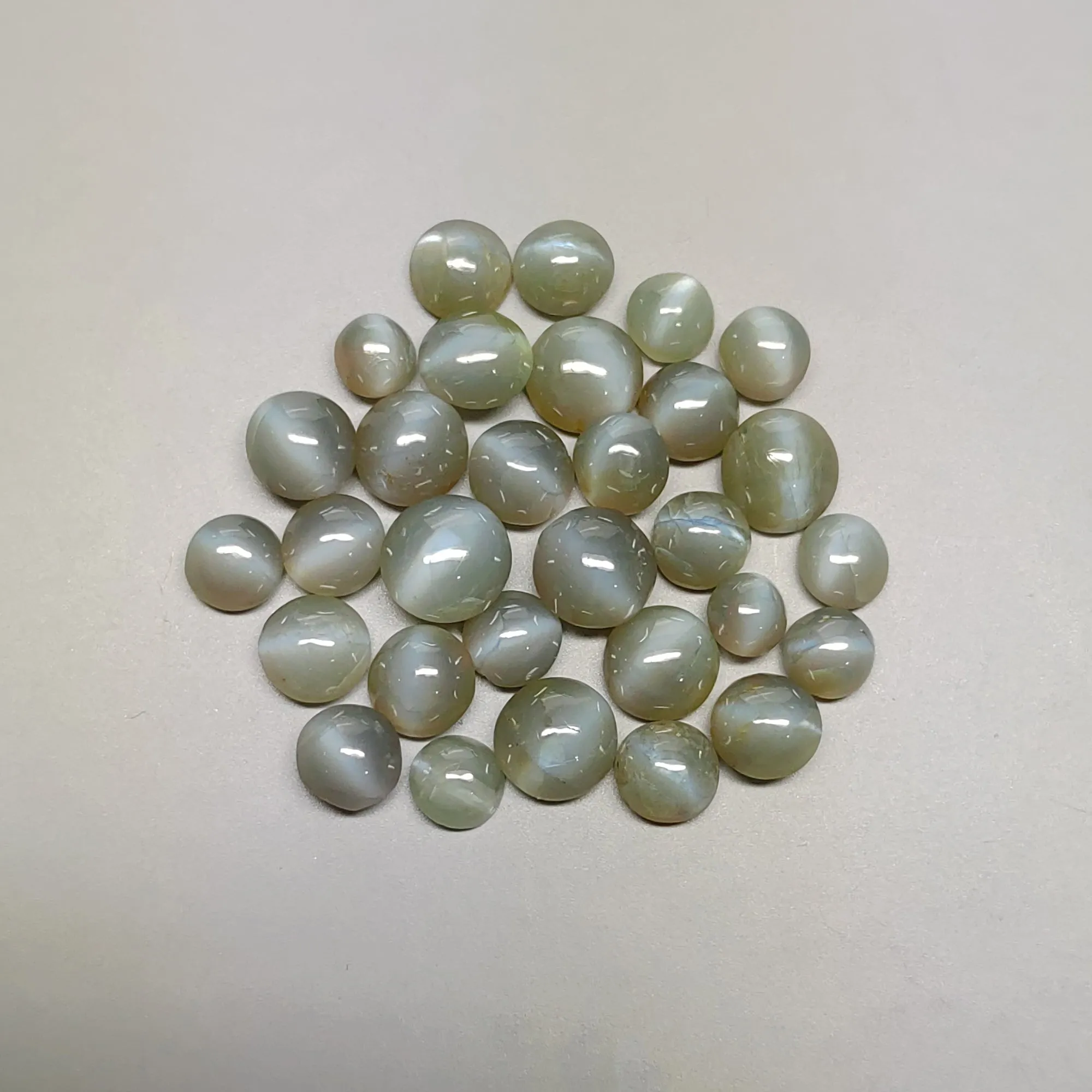 CHRYSOBERYL CAT'S EYE Gemstone Cabochon : 15.65cts  Natural Untreated Unheated Cat's Eye Round Shape 3.5mm - 5.5mm 30pcs